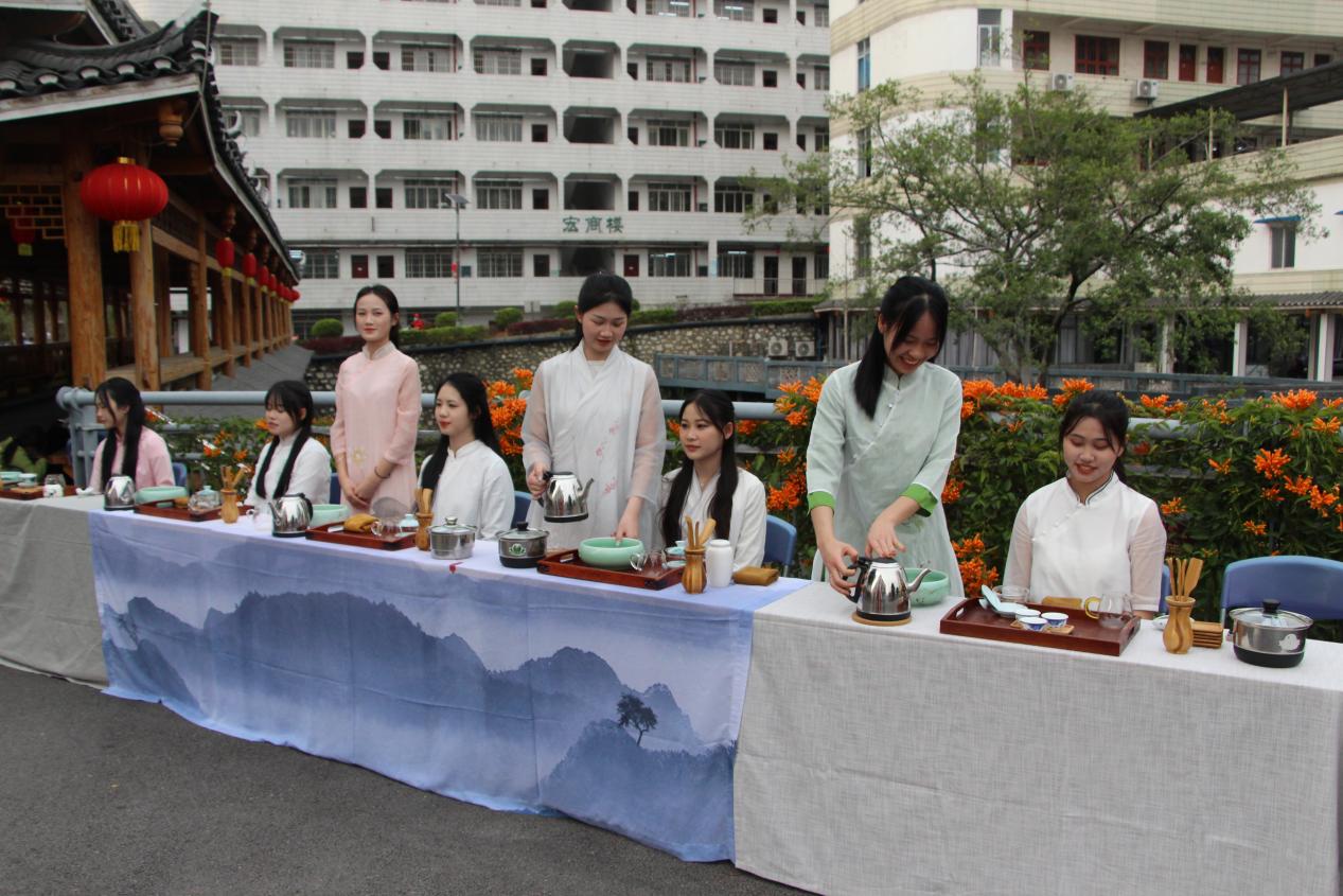 3.清雅知性的茶艺社女生