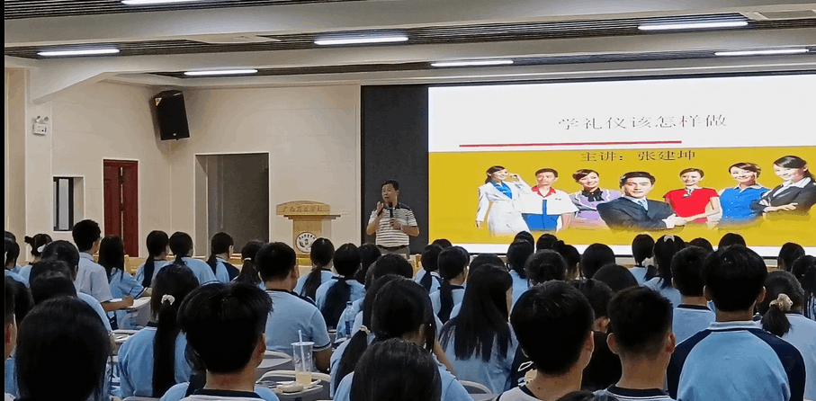 5.10月18日学工中心主任张建坤给学生会作校园礼仪方面培训