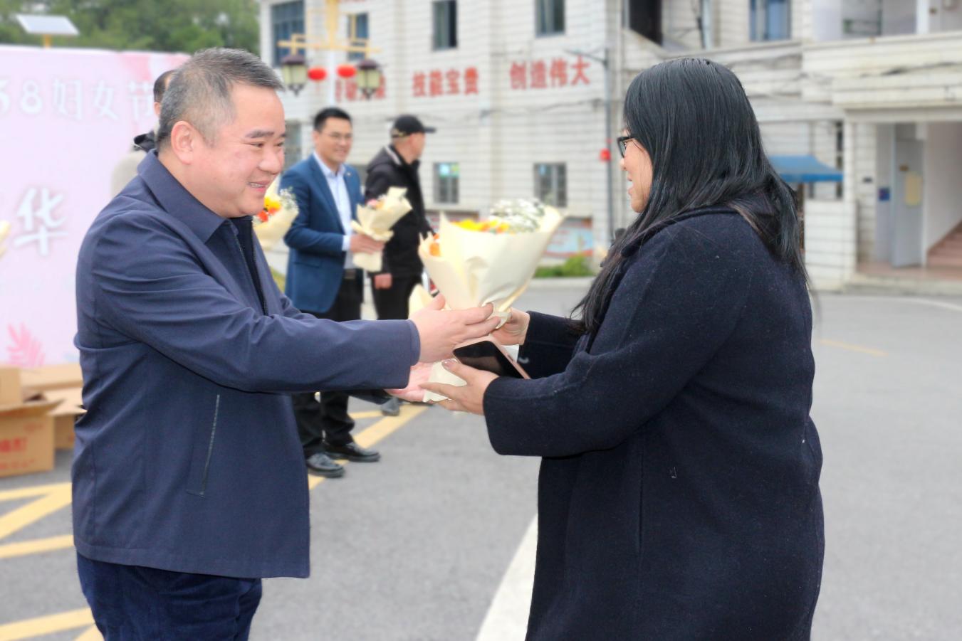 1.学校党委书记、校长韦鹰给女教职工送献花