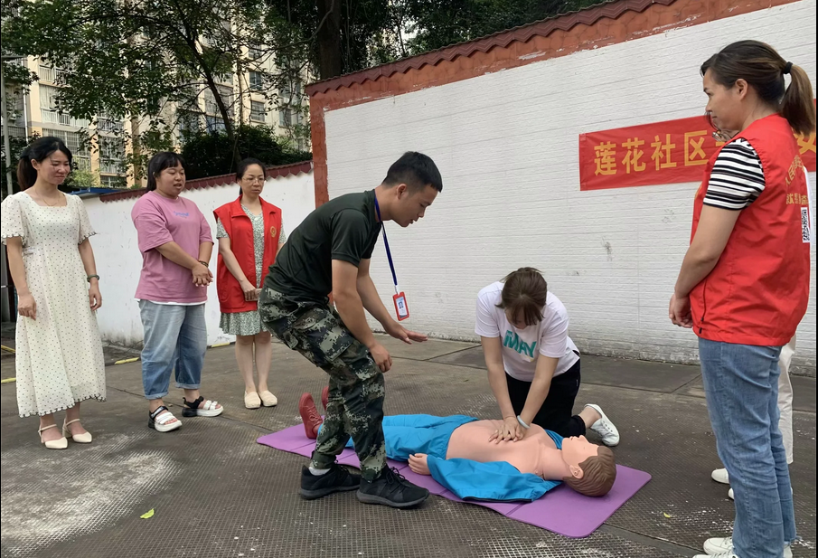 我校志愿者到莲花社区开展心肺复苏技能科普